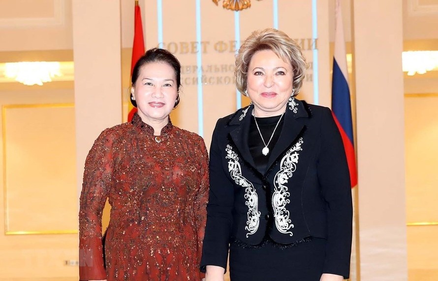 Chủ tịch Hội đồng Liên bang Nga V.Matvienko đón Chủ tịch Quốc hội Nguyễn Thị Kim Ngân Ảnh: Vietnam+