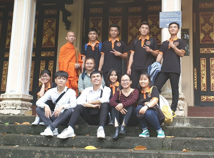 Cao Phi Phàm (người đứng, bìa phải) trong chuyến đi thực tế tại Bảo tàng Lịch sử Việt Nam Ảnh: N.T