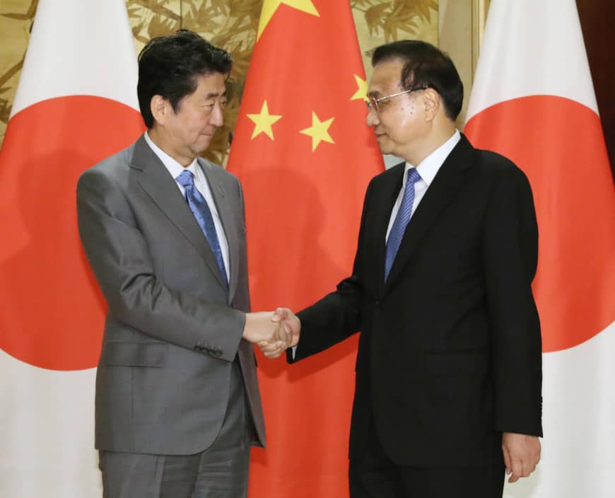  Thủ tướng Nhật Bản Shinzo Abe (trái) và Thủ tướng Trung Quốc Lý Khắc Cường trong cuộc gặp tại Thành Đô Ảnh: Kyodo