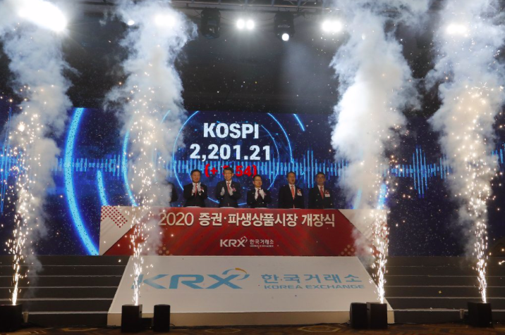 Lễ mở cửa thị trường chứng khoán Hàn Quốc năm 2020 hôm 2/1 Ảnh: AP