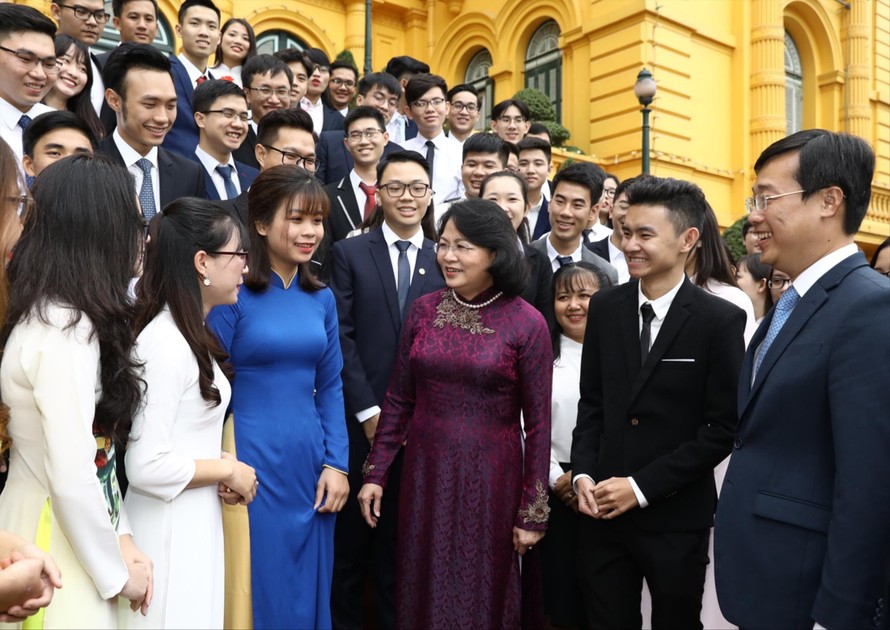  Bà Đặng Thị Ngọc Thịnh, Phó Chủ tịch nước trò chuyện với sinh viên đạt giải thưởng Sao Tháng Giêng và danh hiệu “Sinh viên 5 tốt” cấp T.Ư, năm 2019 ẢNH: VĂN ĐIỆP