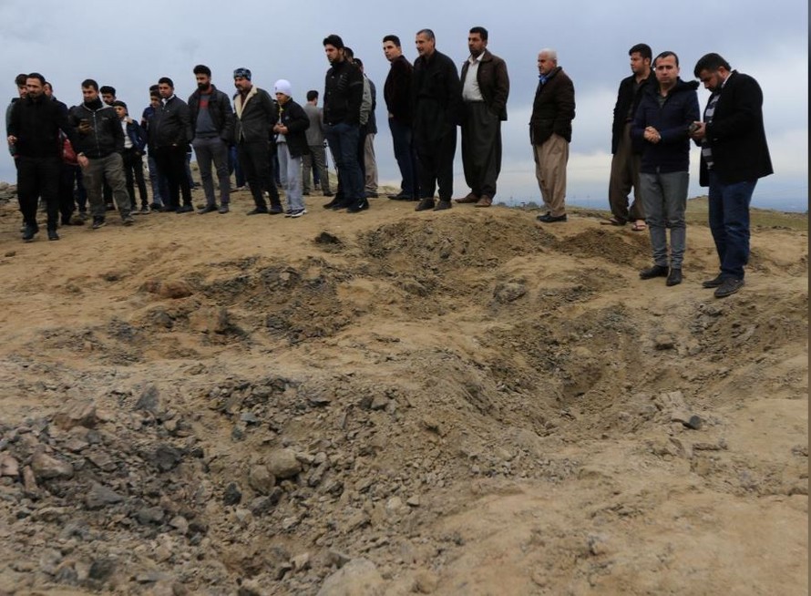Người dân ở Duhok, Iraq quan sát vết tích của một tên lửa Iran tạo ra tại khu vực có lực lượng Mỹ đóng quân Ảnh: Getty
