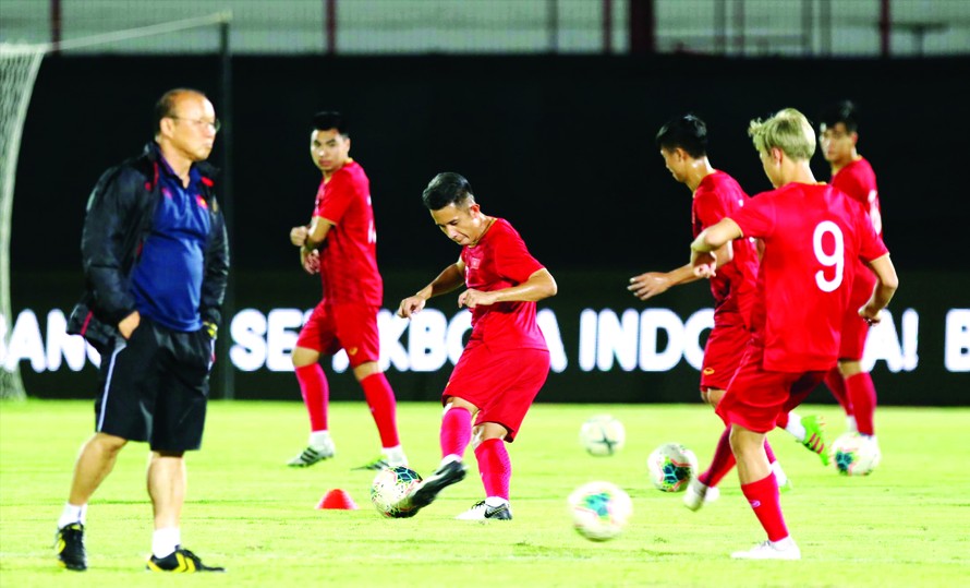 HLV Park Hang Seo gặp nhiều khó khăn khi chuẩn bị cho trận đấu với Malaysia Ảnh: HỮU PHẠM