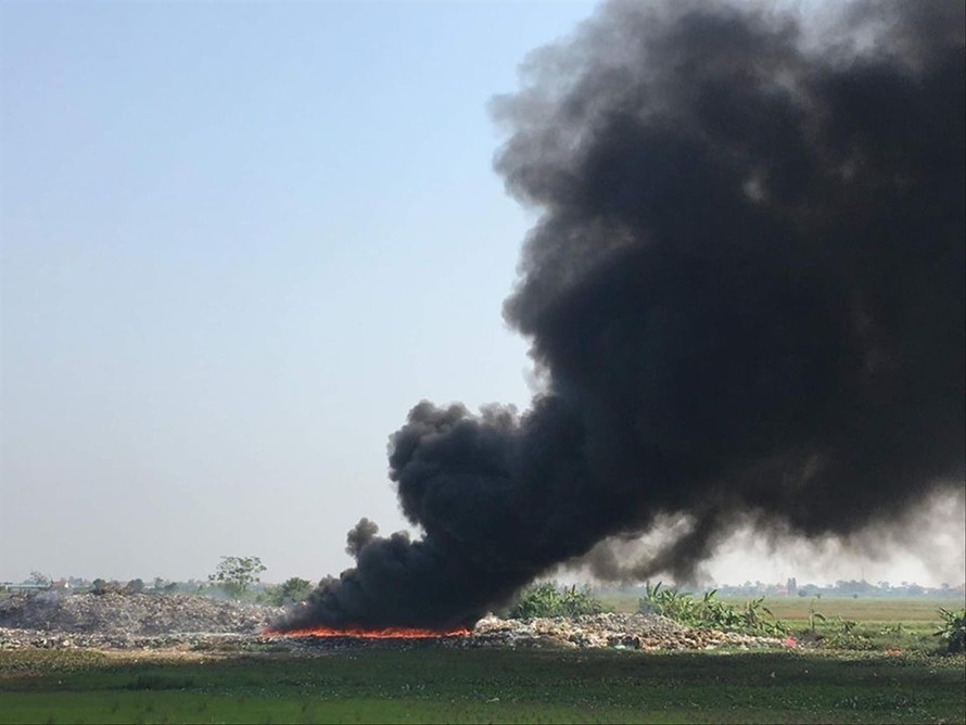  Hoạt động đốt rác sinh hoạt phổ biến ở các vùng ven đô Hà Nội, gây ô nhiễm môi trường nghiêm trọng Ảnh minh họa: T.H