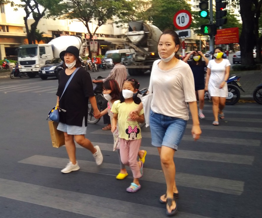  Trường học dành cho trẻ em Hàn Quốc tạm đóng cửa nên phụ huynh đưa các bé đi dạo chơi ở Phú Mỹ Hưng