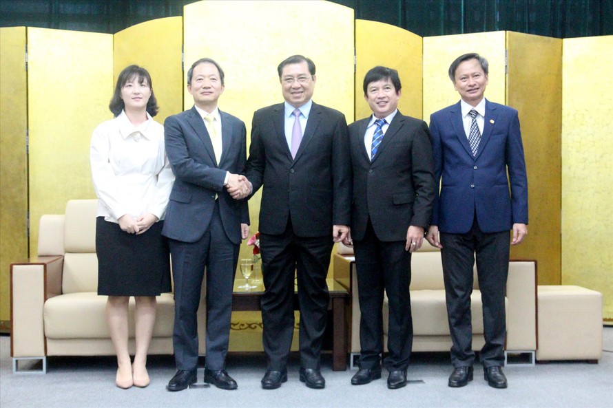 Chủ tịch UBND TP Đà Nẵng Huỳnh Đức Thơ (giữa) tiếp ông Ahn Min Sik - Tổng lãnh sự Hàn Quốc tại Đà Nẵng