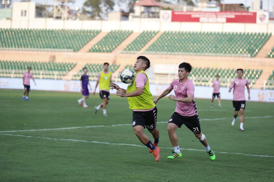 Các cầu thủ CLB Hà Nội tập luyện trước trận đấu Ảnh: Mạnh Thắng 