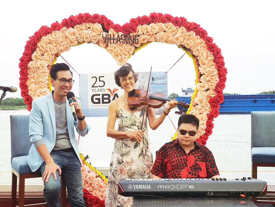 Ca sĩ Tôn Thất Mạnh Tuấn (trái) mong dịch cúm mau đi qua để tiếp tục được hát như xưa Ảnh: T.L