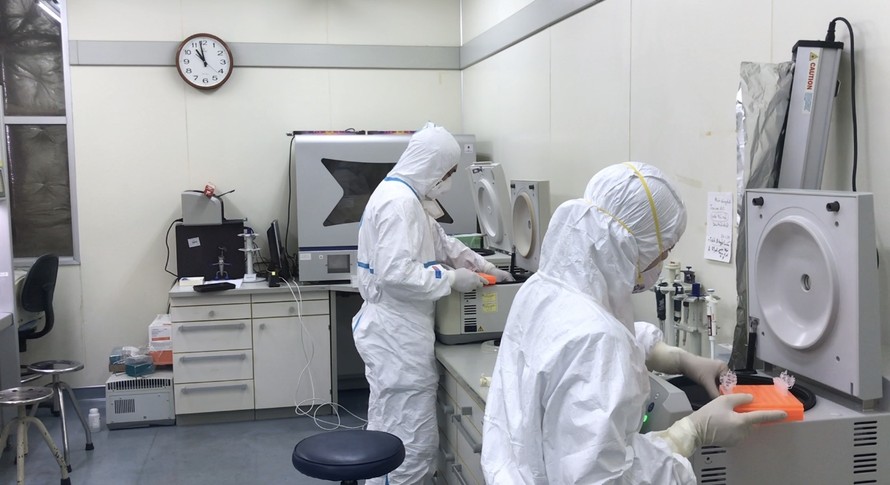 Các nhà khoa học Việt Nam nghiên cứu SARS - CoV-2
