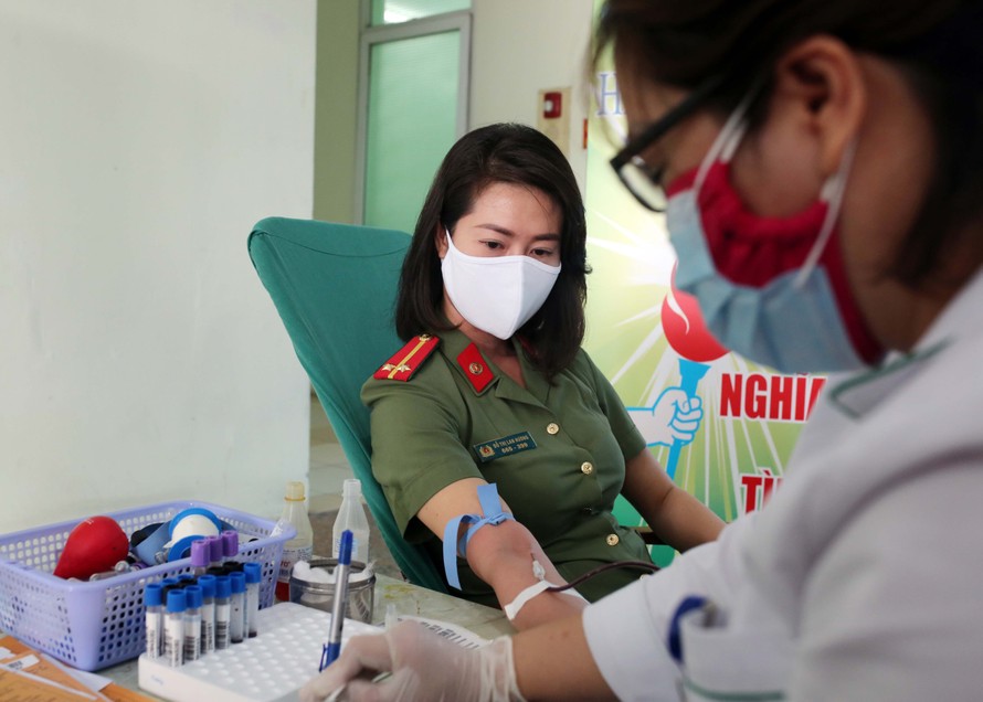 Cán bộ chiến sĩ Công an TP Hà Nội tình nguyện tham gia hiến máu cứu người Ảnh: Nguyễn Thắng