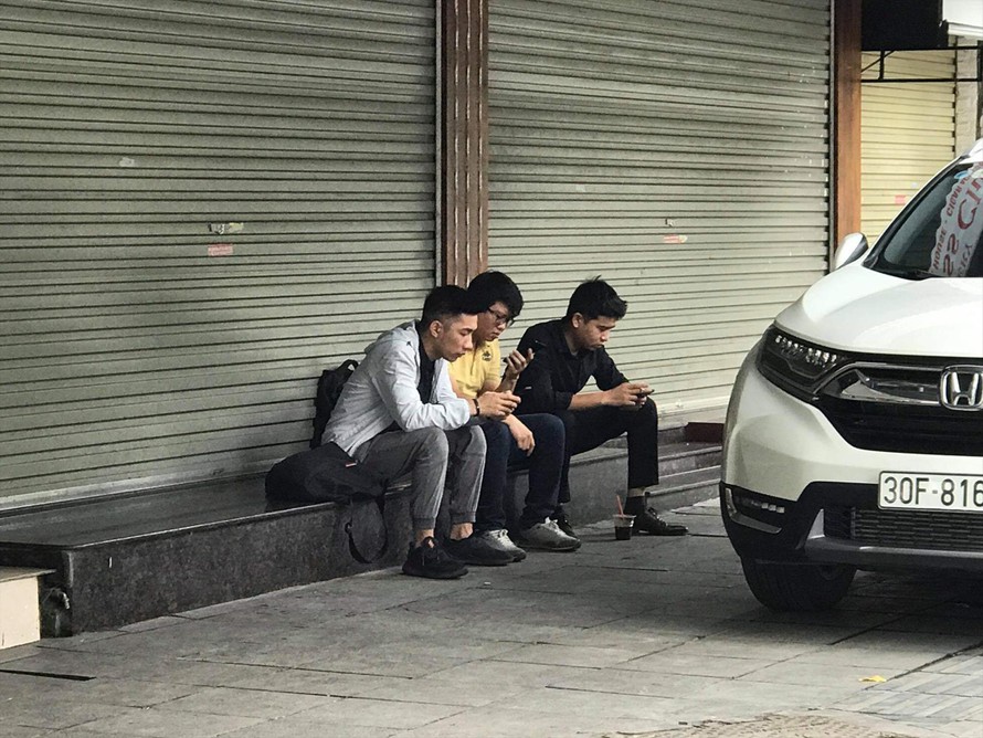  Ba thanh niên tụ tập ở Phan Chu Trinh không đeo khẩu trang Ảnh: Long Vân