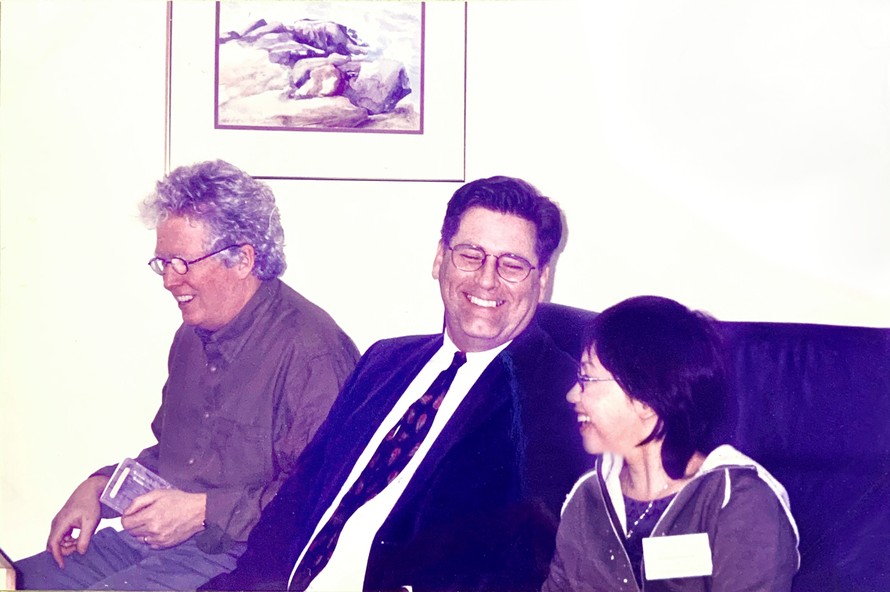 Kỷ niệm nước Mỹ với hai nhà thơ Kevin Bowen (bìa trái) và Bruce Weigl 
