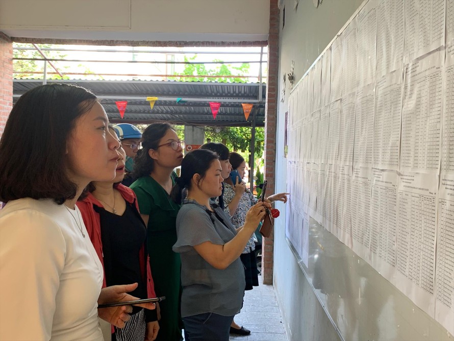 Phụ huynh xem điểm học sinh trúng tuyển lớp 6 tại Trường THCS-THPT Lương Thế Vinh năm 2019