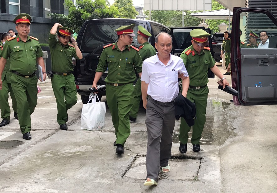 Bị cáo Trần Văn Minh, một trong 2 cựu chủ tịch UBND TP Ðà Nẵng bị bắt ngay sau phần tuyên án Ảnh: Nguyễn Hoàn 