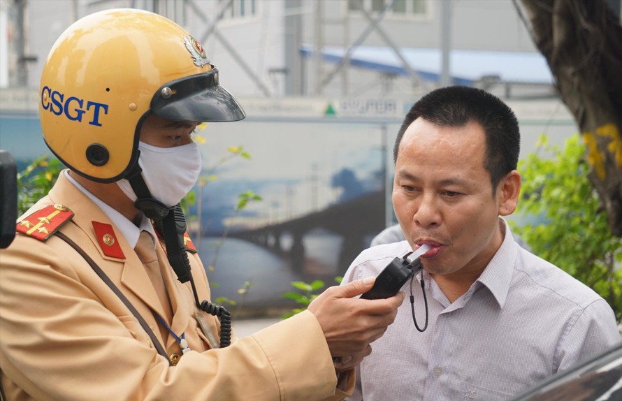 CSGT Hà Nội xử lý vi phạm Ảnh: Nguyễn Hoàn 