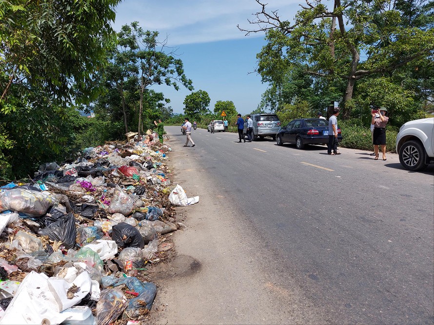 Ðoàn liên ngành thành phố Hà Nội kiểm tra tình trạng rác ùn ứ của Cty Minh Quân tại huyện Mỹ Ðức giữa tháng 5/2020 