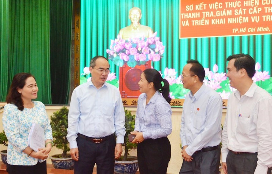 Bí thư Thành ủy TPHCM Nguyễn Thiện Nhân trao đổi với các đại biểu bên lề hội nghị Ảnh: Thành ủy TPHCM
