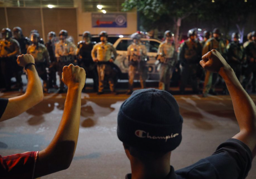 Người biểu tình giơ nắm đấm trong cuộc tập trung hôm 1/6 ở Las Vegas Ảnh: AP 