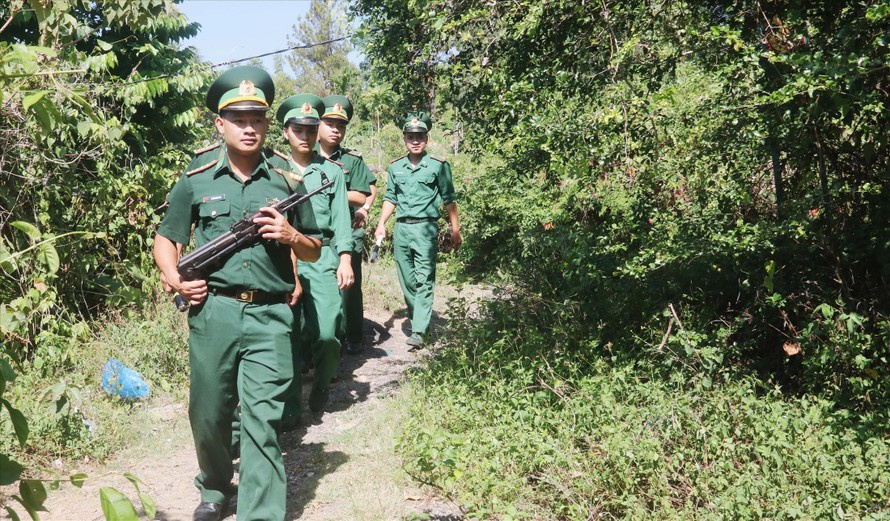Lực lượng biên phòng TP Ðà Nẵng xuyên rừng Hải Vân truy tìm đối tượng Triệu Quân Sự Ảnh: Nguyễn Thành