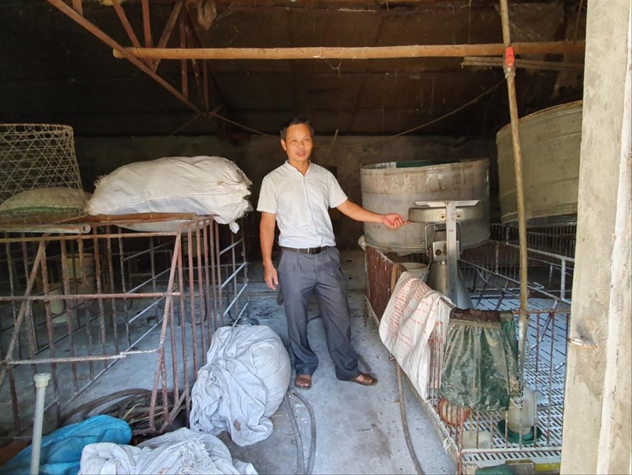 Ông Lương Quốc Việt bên trong trại nuôi bỏ không - Ảnh: Ðức Anh 