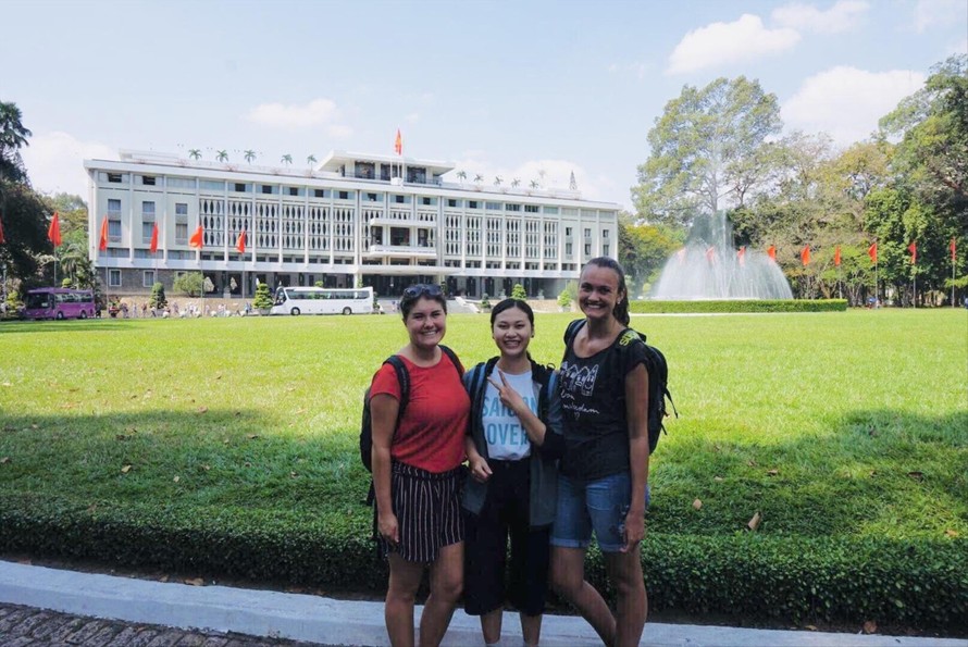 Thành viên CLB Saigon Lovers đưa du khách đi tham quan Dinh Ðộc Lập (Sài Gòn) Ảnh: U.P 