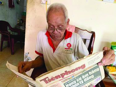 Lật dở từng trang báo Tiền Phong đã cũ, phai màu xuất bản năm 2011, ông Thuận vẫn vẹn nguyên những xúc cảm ngày đầu bước chân vào nghề 