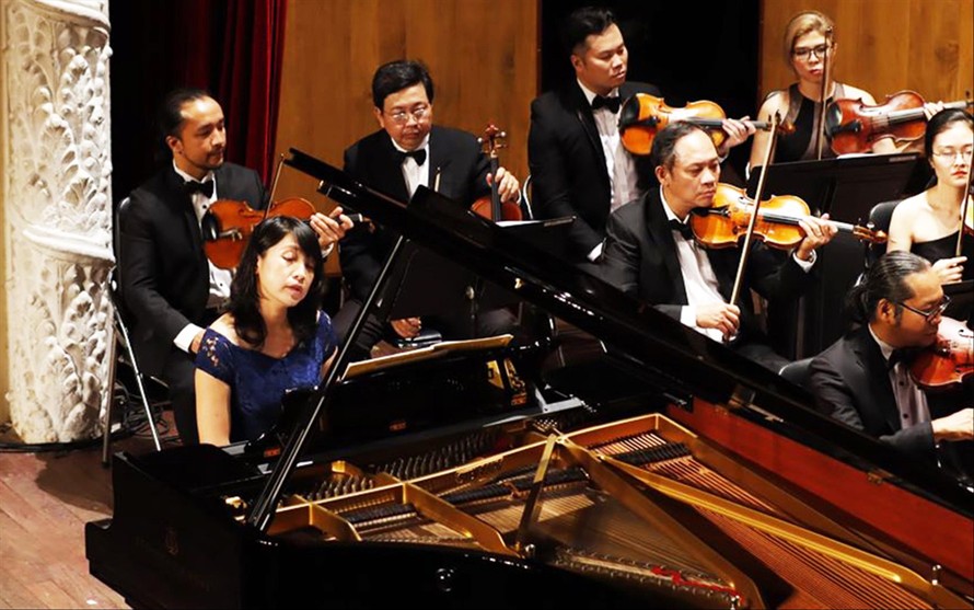 Nghệ sĩ piano Nguyễn Thùy Yên trong đêm diễn nhạc giao hưởng lớn nhất thế giới trong đại dịch COVID-19 Ảnh: HSBO 