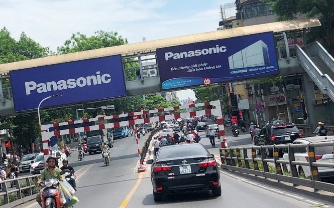 Biển quảng cáo vi phạm trên cầu vượt Hà Nội: Thanh tra Sở VH-TT bị 'bịt mắt'?
