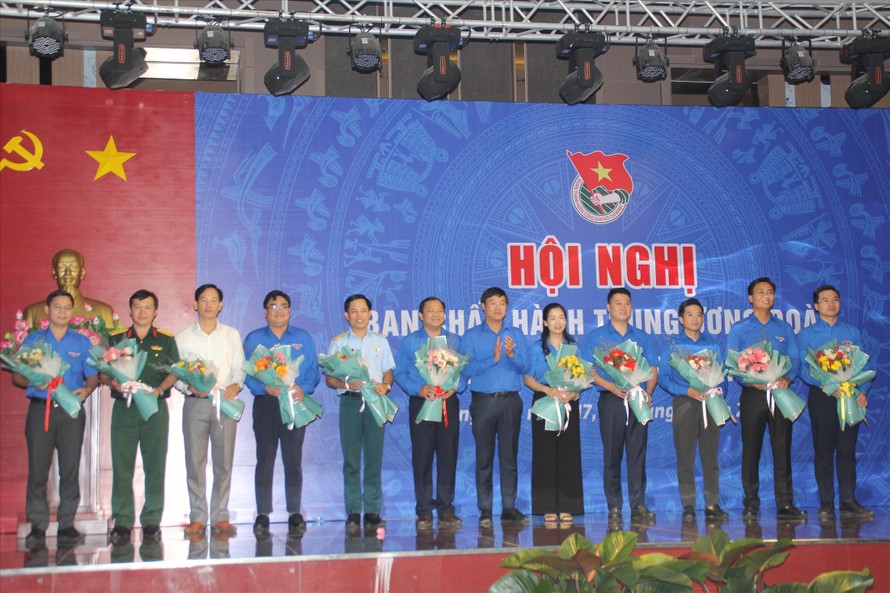 Anh Lê Quốc Phong chúc mừng các tân Ủy viên BCH T.Ư Đoàn khóa XI 