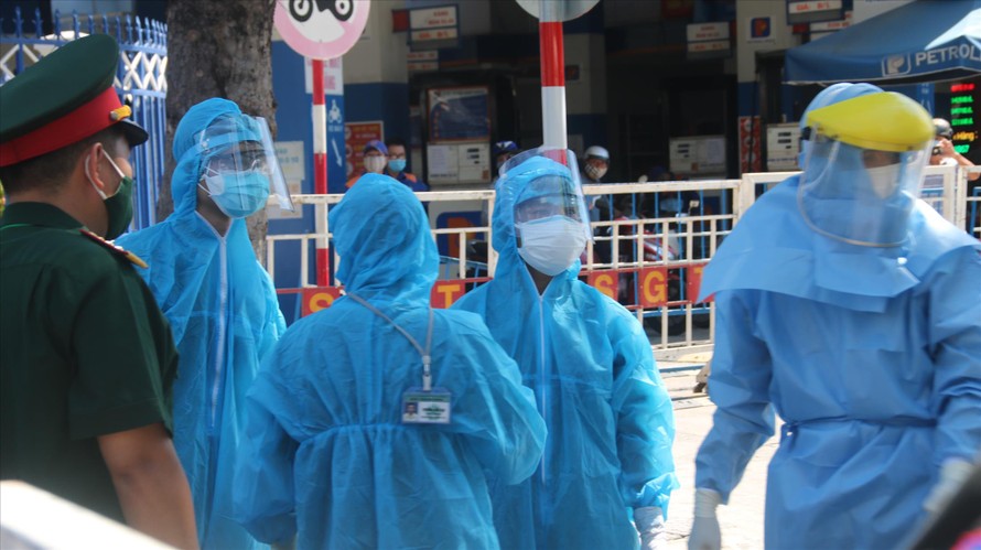 Lực lượng y tế Ðà Nẵng làm việc cật lực trong ngày đầu cách ly xã hội Ảnh: Nguyễn Thành 