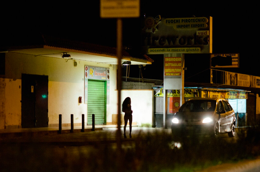 Một gái mại dâm ở Volturno, miền nam Italy Ảnh: NYT 