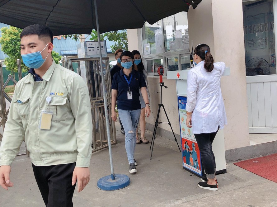  Các doanh nghiệp trong KCN tỉnh Bắc Giang tiến hành đo thân nhiệt cho người lao động và người bên ngoài đến liên hệ làm việc