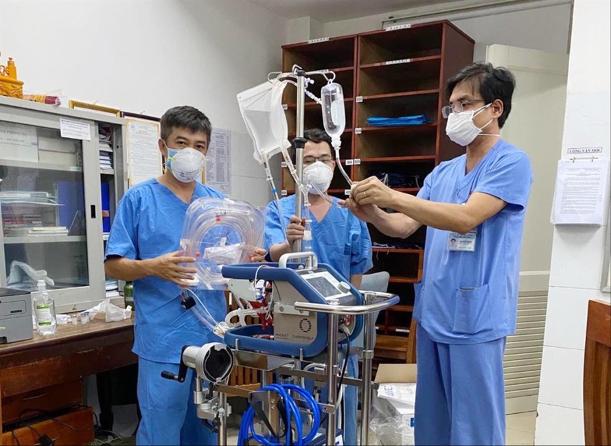 Bệnh viện Chợ Rẫy đưa hệ thống ECMO ra hỗ trợ Ðà Nẵng 