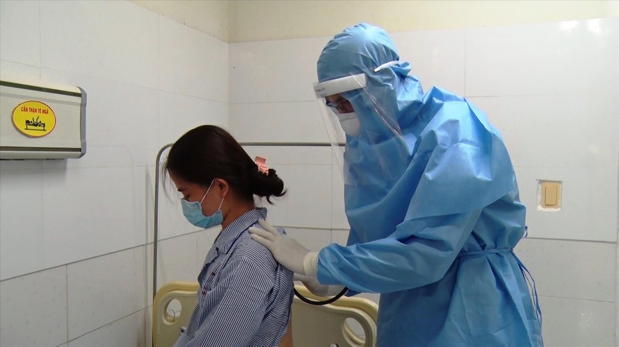 Bác sĩ của Bệnh viện Ða khoa Trung ương Quảng Nam điều trị cho bệnh nhân COVID-19 Ảnh: Bệnh viện cung cấp 