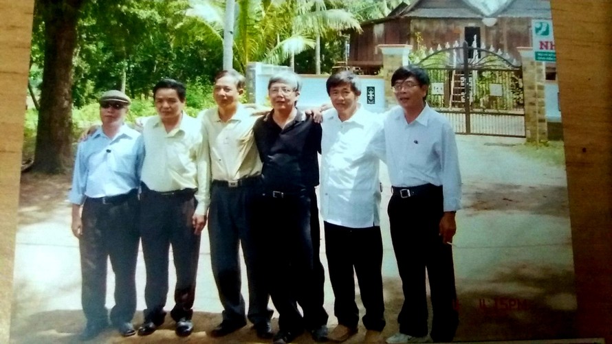 Dịch giả (kính đen) bên các bạn tù Côn Ðảo, năm 2008. Ảnh: NNCC 