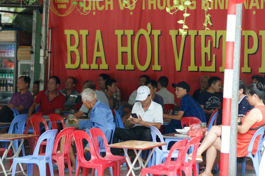 Nhiều quán bia trên phố Hà Nội rất đông người ngồi uống nói chuyện vô tư trong trưa ngày 18/8 Ảnh: Như Ý