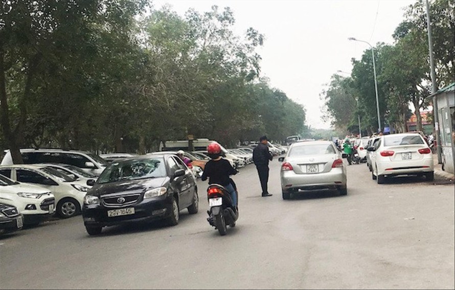 Báo Tiền Phong từng nhiều lần phản ánh việc trông giữ xe trái phép tại KÐT Linh Ðàm. Ảnh: PV