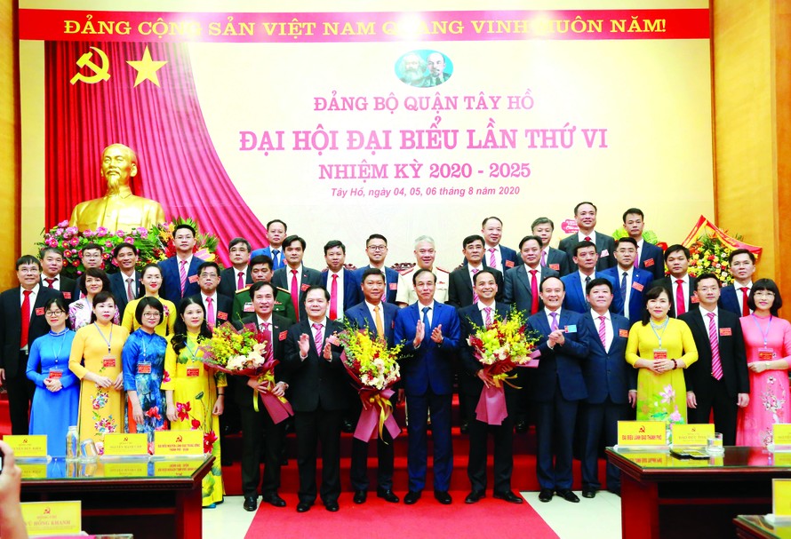 Lãnh đạo Thành ủy Hà Nội tặng hoa chúc mừng Ban Chấp hành Ðảng bộ mới quận Tây Hồ 