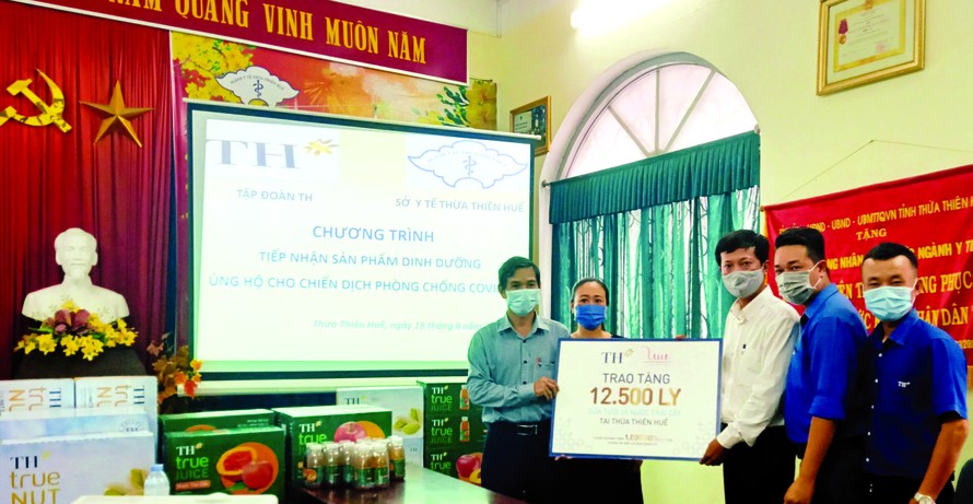 Ðại diện Tập đoàn TH tặng sản phẩm cho Sở Y tế Thừa Thiên - Huế phục vụ chống dịch COVID-19 ​