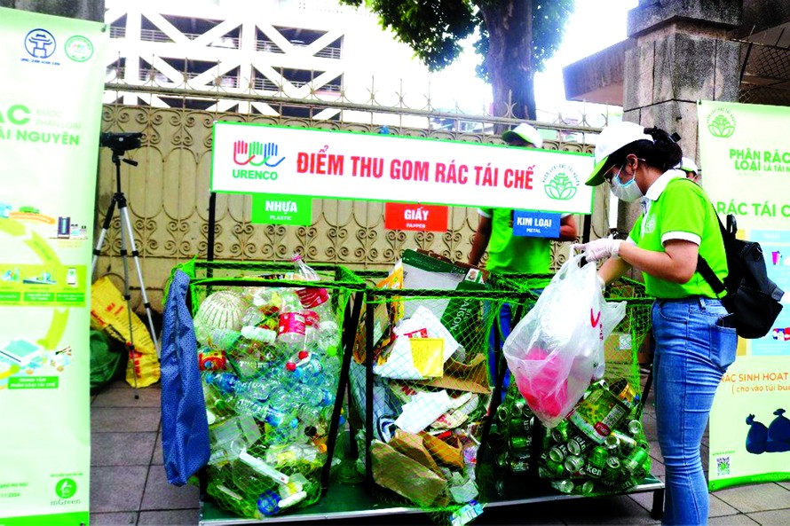 Trong ngày đầu tiên thực hiện đổi rác lấy quà trên địa bàn phường Phan Chu Trinh, đã có khoảng 360 lượt cư dân tham gia, thực hiện đổi gần 600kg rác tái chế