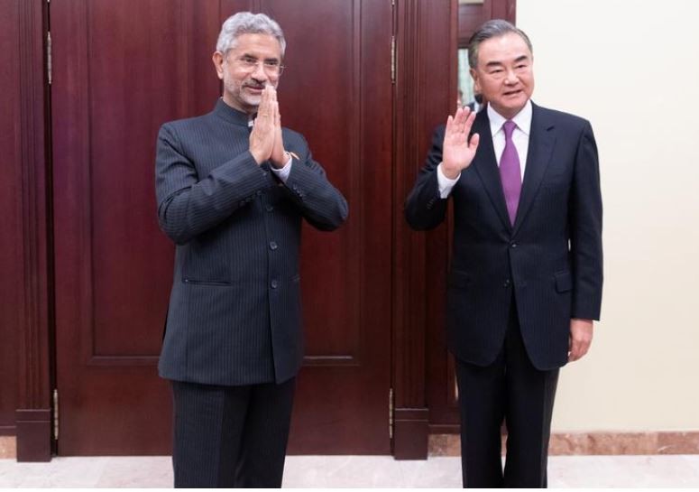 Ngoại trưởng Trung Quốc Vương Nghị (phải) gặp ngoại trưởng Ấn Ðộ Subrahmanyam Jaishankar tại Moscow, Nga ngày 10/9. Ảnh: China Daily/REUTERS