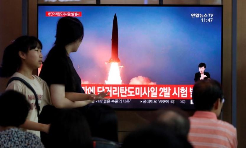 Người dân Hàn Quốc xem truyền hình đưa tin về việc Triều Tiên bắn tên lửa đạn đạo tầm ngắn ngày 31/7/2019 Ảnh: REUTERS