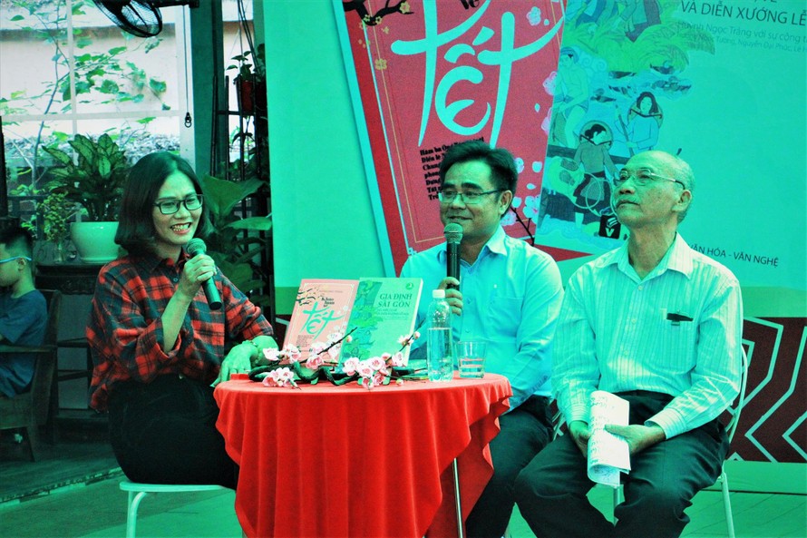 Nhà nghiên cứu Huỳnh Ngọc Trảng (bên phải) gặp gỡ giao lưu với bạn đọc tại TPHCM Ảnh: Tư liệu 