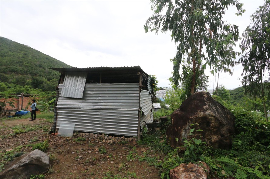Nhiều người dân xóm Núi đang phải dựng nhà tạm để ở tại khu vực từng sạt lở Ảnh: Lữ Hồ