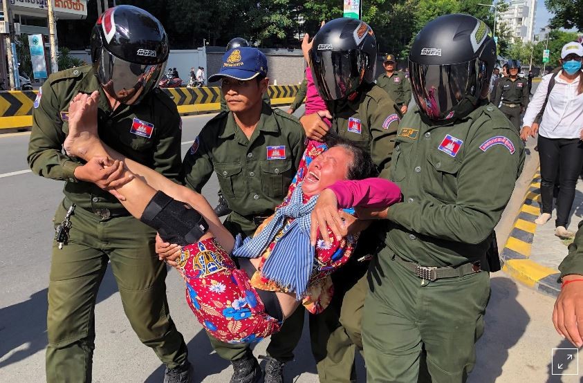 Cảnh sát Phnompenh bắt giữ một người biểu tình gần đại sứ quán Trung Quốc 