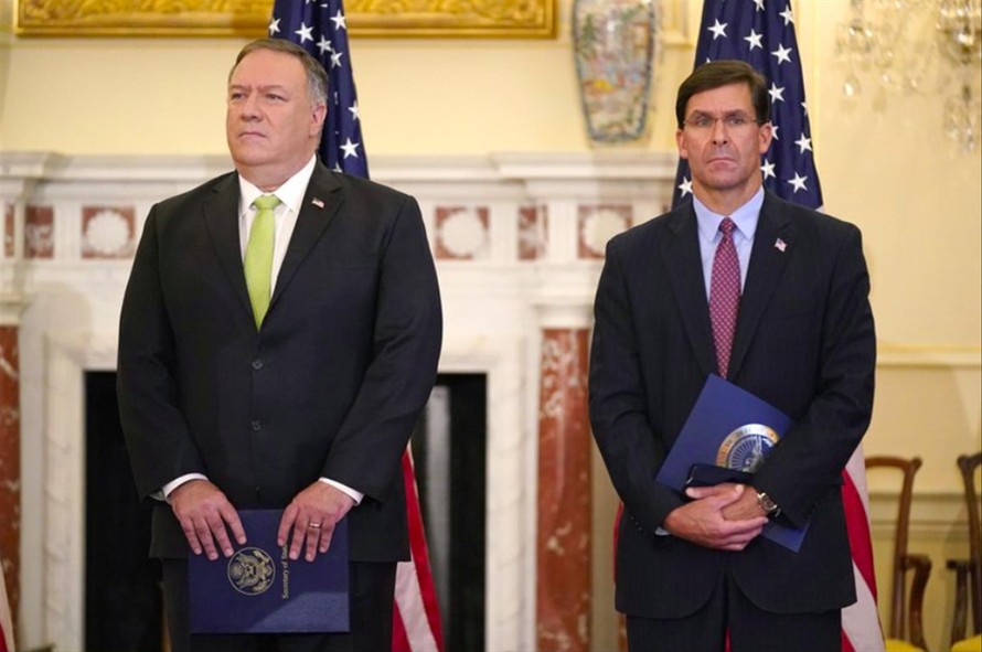 Ngoại trưởng Mỹ Mike Pompeo (trái) và Bộ trưởng Quốc phòng Mark Esper dự một cuộc họp báo tại Washington ngày 21/9 Ảnh: AP