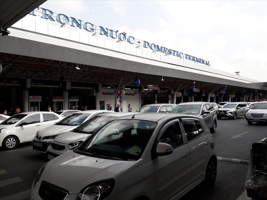 Các tuyến đường nội bộ trong khu vực sân bay Tân Sơn Nhất thường bị ùn ứ do tổ chức giao thông chưa hợp lý