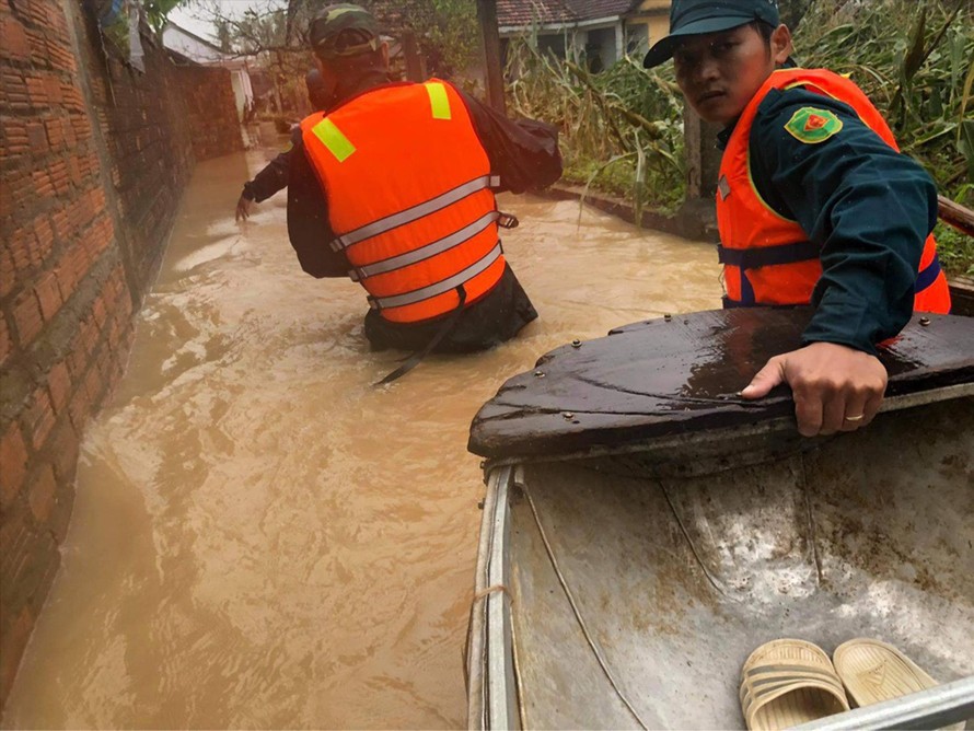 Lực lượng xung kích được huy động đưa ghe thuyền di dời, giúp người dân kê dọn đồ đạc, chạy đua với nước lũ Ảnh: Nguyễn Ngọc