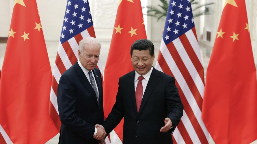 Chủ tịch Trung Quốc Tập Cận Bình bắt tay ông Joe Biden tại Bắc Kinh năm 2013, khi ông Biden là phó tổng thống Mỹ Ảnh: AP