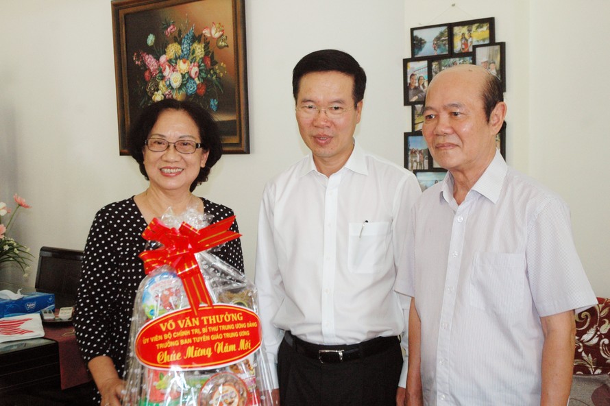 Ông Võ Văn Thưởng, Trưởng ban Tuyên giáo Trung ương, thăm hỏi tặng quà giáo sư Lê Ngọc Trà đầu năm 2020. Ảnh: Trần Nguyễn Anh 